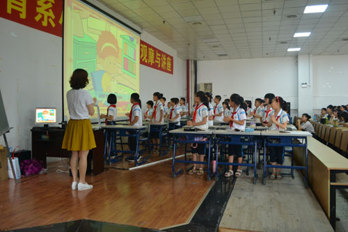 漳州市实验小学黄艾华老师执教英语课《She’s reading a book》