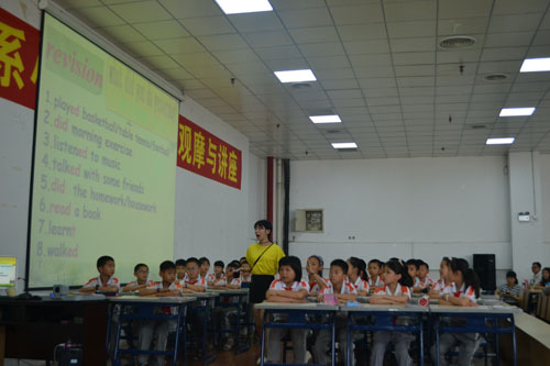 正兴学校邱晓虹老师执教英语课《I helped Mum》