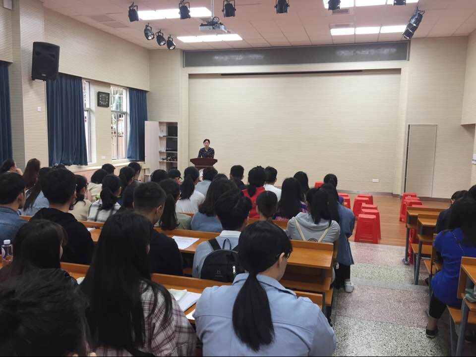 龙溪师范学校附属小学校长助理王琼为实习生召开见面会