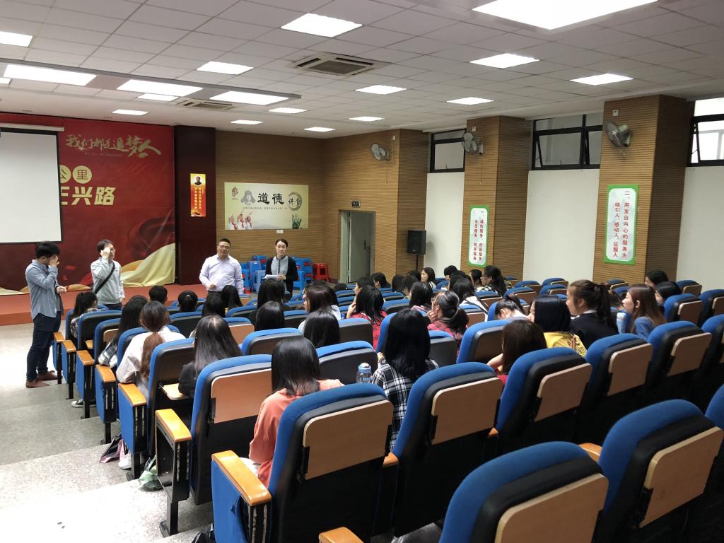 漳州市实验小学教导主任吴秋华为实习生召开见面会