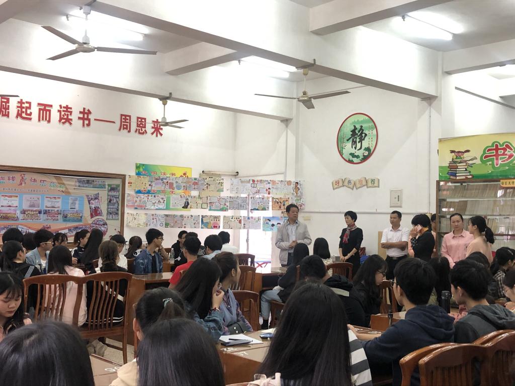 东铺头中心小学校长蔡振辉为实习生召开见面会