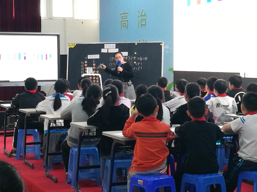 漳州市骨干教师、东铺头中心小学数学教研组长陈丽英老师讲授小学数学《平均数》