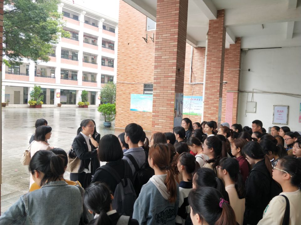 教师教育系主任杨丽英对实习生强调实习纪律
