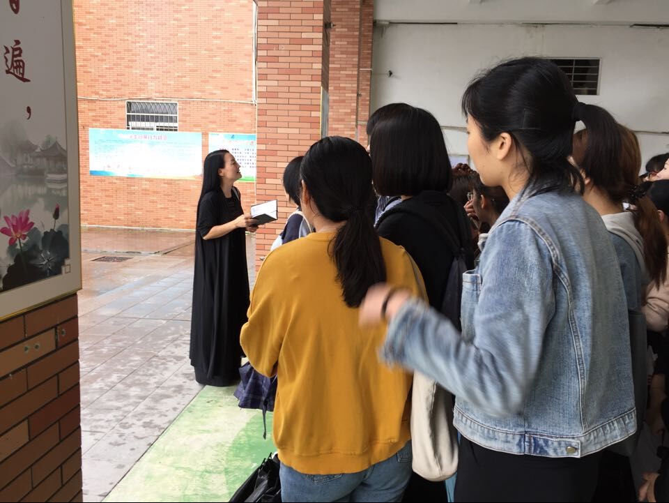 福建省龙溪师范学校附属小学教导主任陈慧蓉对实习生讲话