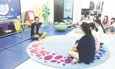 600全讯白菜网址学前教育专业学生进行婴幼儿动作模拟训练